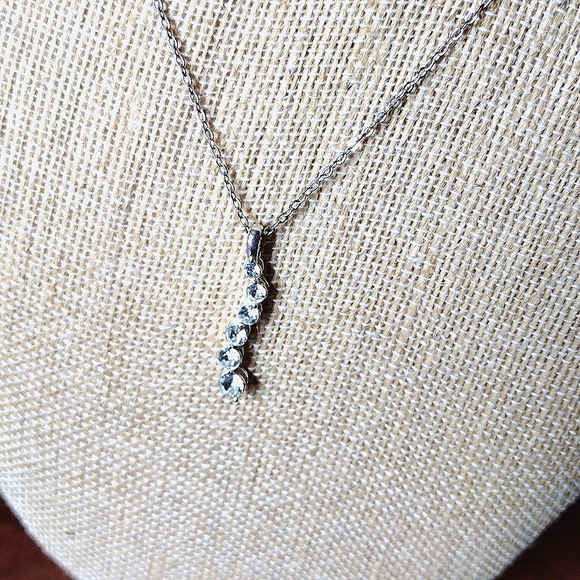 Gorgeous Sparkly Necklace - Picture 3 of 6